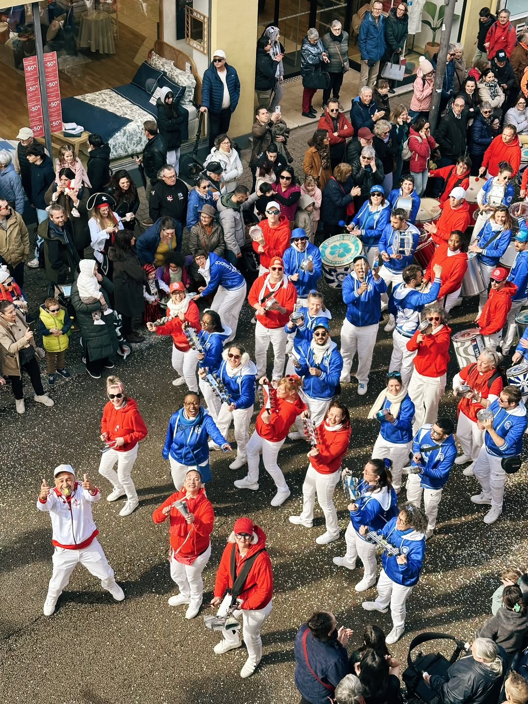 Lorient 2026, 1/3 

✨ Notre 1ère prestation de l'année était magique !!
🎉 C'était un plaisir de défiler aux côtés de @manteiga_salgada  qui nous a invités à venir partager avec eux la belle ambiance 