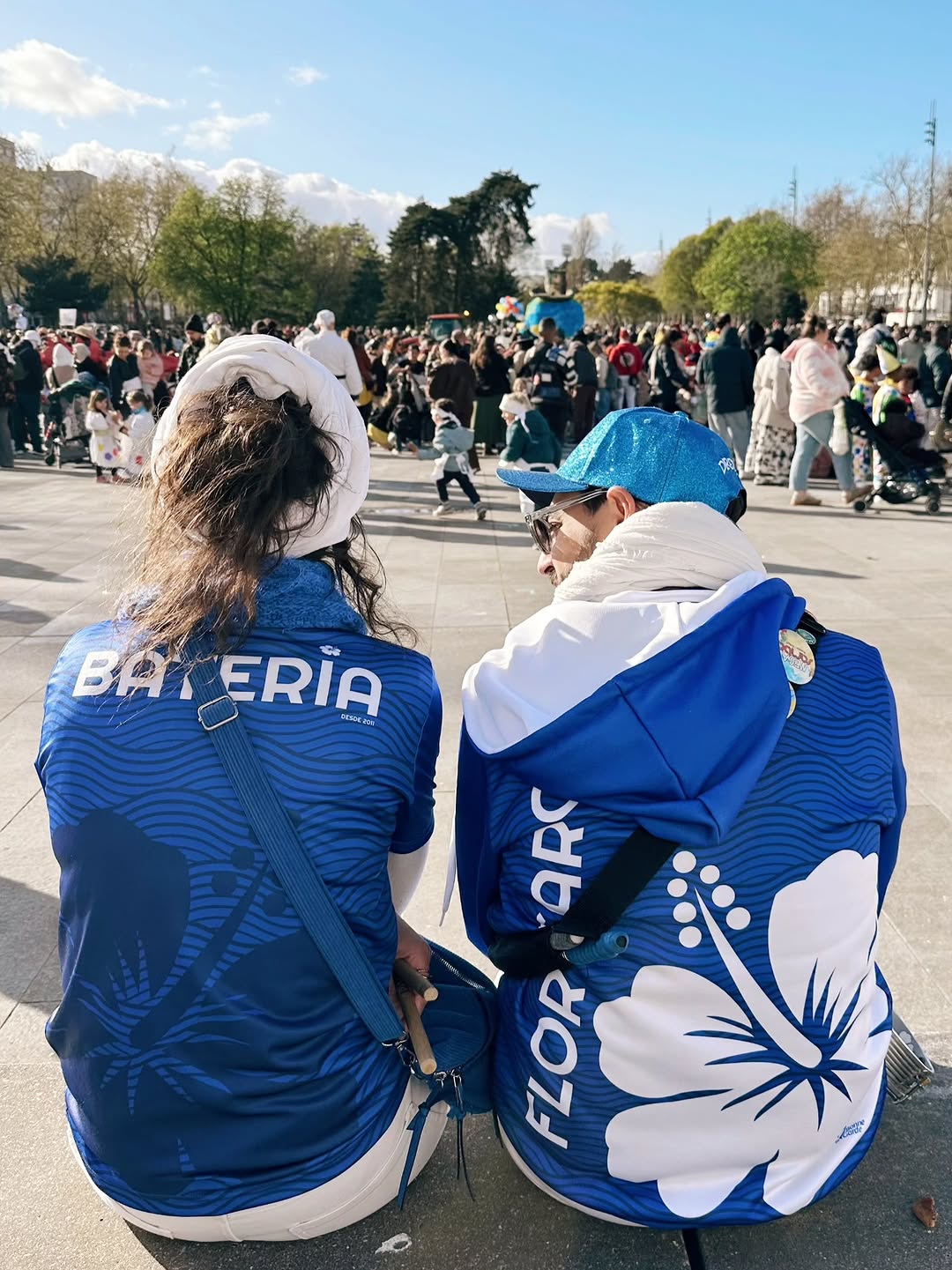 C'est le printemps depuis quelques semaines et la nature se renouvelle. 🌻🌿
Flor Carioca décide aussi de se réinventer en changeant ses camisas ! 👕
Nous avons eu le plaisir de les porter pour la 1èr