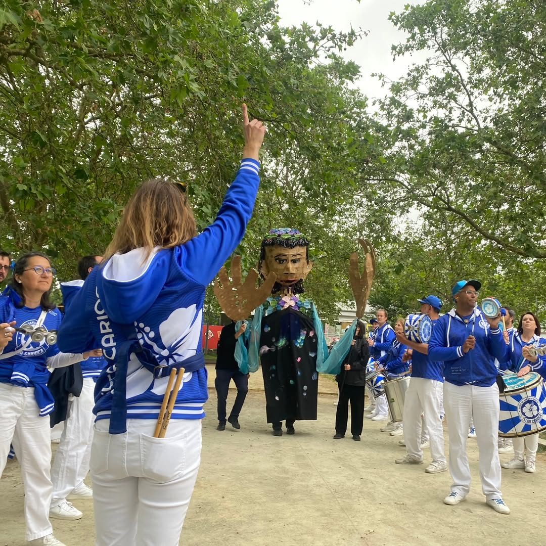 🤝 C'est en tant que voisins que les percussionnistes de Flor Carioca ont été très heureux de jouer pour l'ouverture officielle de la saison 2026 de la @lacambusepirmil , que nous appelons notre "jard