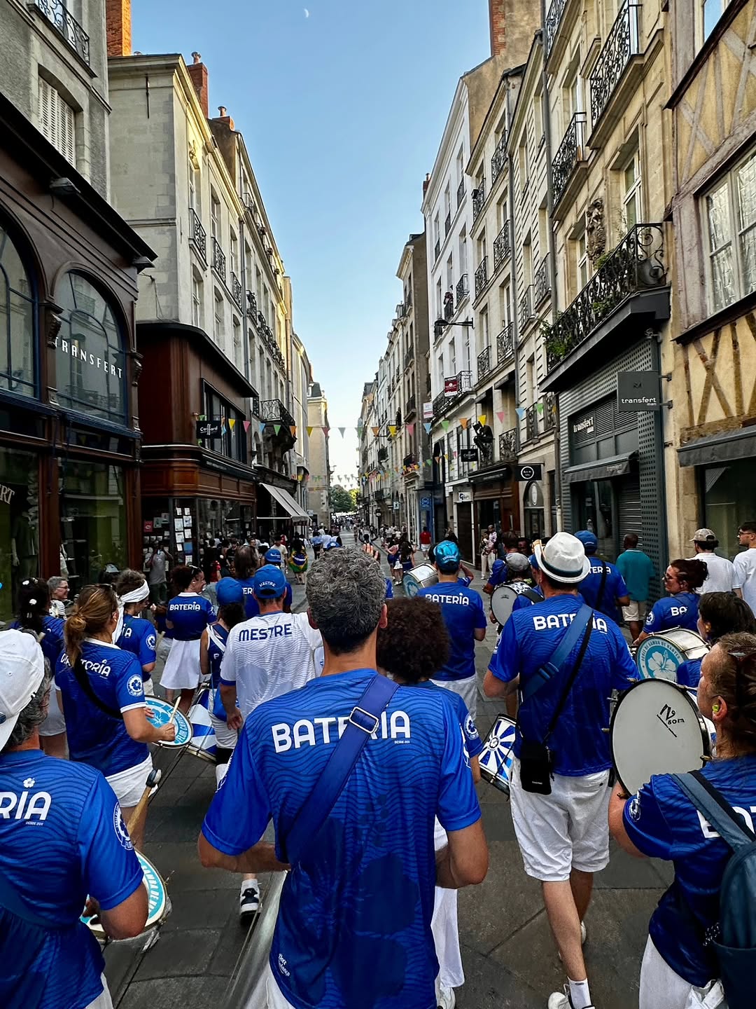 Flor Carioca vous remercie de votre venue et de vos encouragements lors d'une Fête de la musique 2026 sous un soleil digne des Tropiques ☀️☀️🔥, et une ambiance de folie à Nantes ! La ville a vibré ju