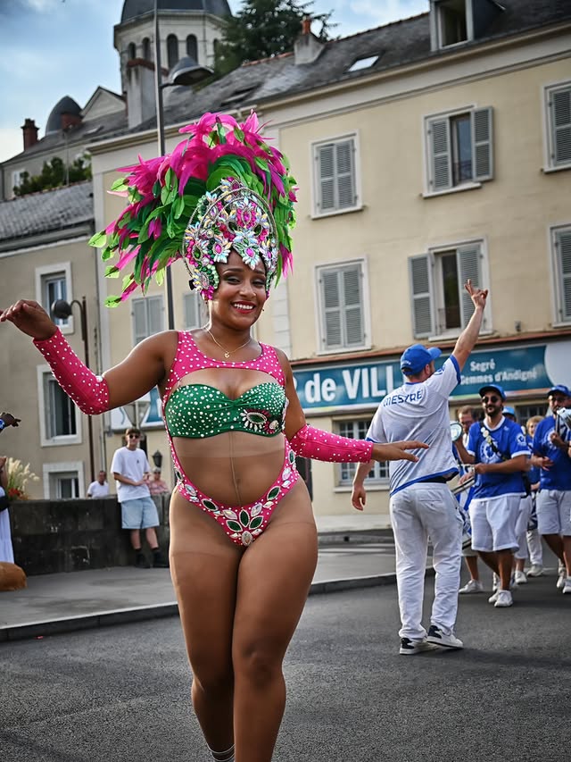 🙏 Merci au @festival_les_foliklores de nous avoir invités à faire découvrir la musique samba carioca et la danse samba au public, dans les rues ou sur la scène du parc des expositions de @Segré.