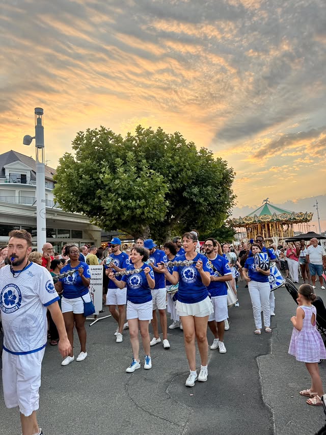 🫶 Nous gardons un magnifique souvenir de l'accueil chaleureux reçu du public et des commerçants de @villelepouliguen lors de notre déambulation à l'occasion du marché nocturne mercredi dernier. 